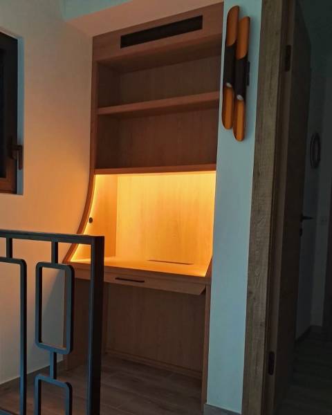 Bureau raffiné en chêne d'exception, sublimé par un éclairage LED intégré et des quincailleries de luxe à Genève