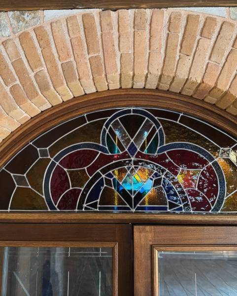 Fabrication de fenêtres gothiques en bois Sipo sur mesure par menuisier à Genève