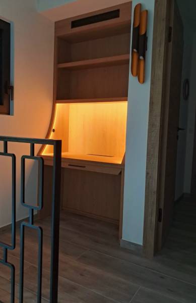 Bureau raffiné en chêne d'exception, sublimé par un éclairage LED intégré et des quincailleries de luxe à Genève