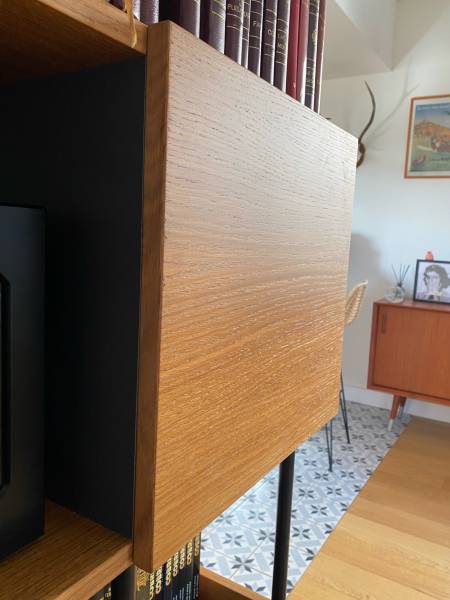 Réalisation d'une bibliothèque en latté chêne teinté proche du lac d'Annecy