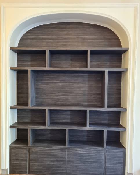 Bibliothèque stratifiée imitation bois de wengé dans un appartement Haussmannien à Genève