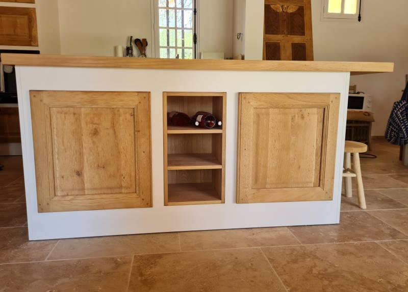 Création d’une cuisine traditionnelle rustique avec plan de travail en béton ciré, façades en chêne vieillies et structure peinte à Genève