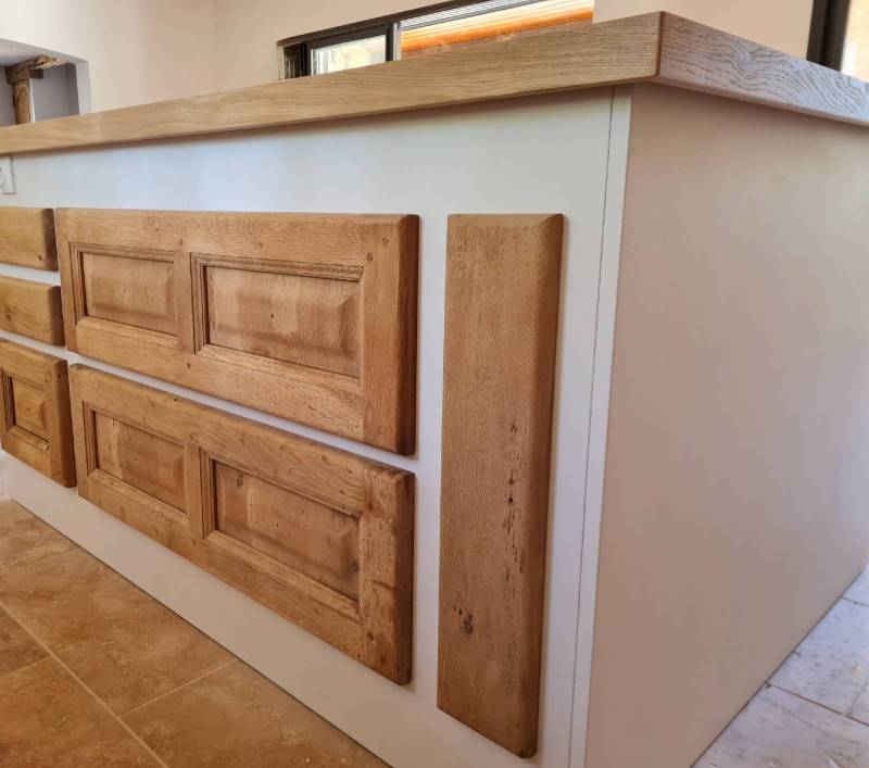 Réalisation de cuisine sur mesure haut de gamme en bois massif par menuisier expert à Genève