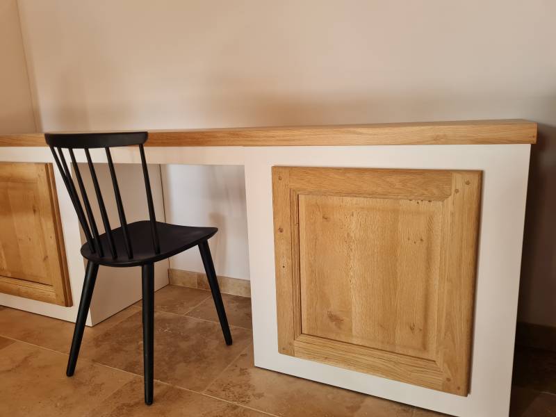 Création d’une cuisine traditionnelle rustique avec plan de travail en béton ciré, façades en chêne vieillies et structure peinte à Genève