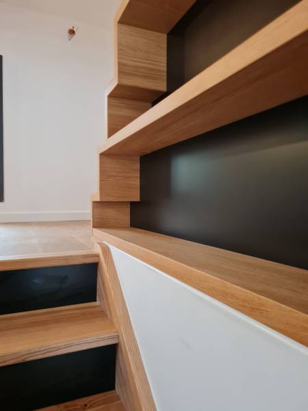 Réalisation d'une bibliothèque en chêne et laque noire imitant un escalier proche du lac d'Annecy