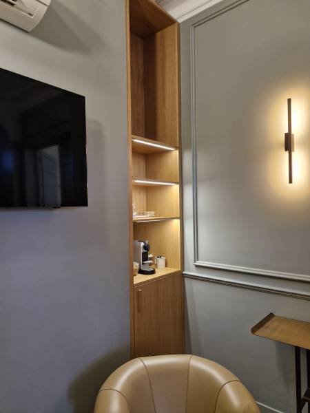 Réalisation d’un agencement bois sur mesure pour une banque privée dans un bâtiment ancien à Genève