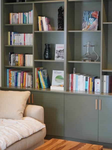 Transformation d’un intérieur avec une bibliothèque laquée monochrome premium à Genève
