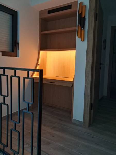 Bureau sur mesure en bois massif alliant élégance, fonctionnalité et finitions haut de gamme, réalisé à Genève