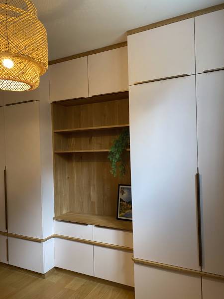 Conception de dressing sur mesure en chêne massif et mélaminé à Genève en Suisse