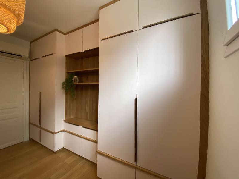 Conception de dressing sur mesure en chêne massif et mélaminé à Genève en Suisse