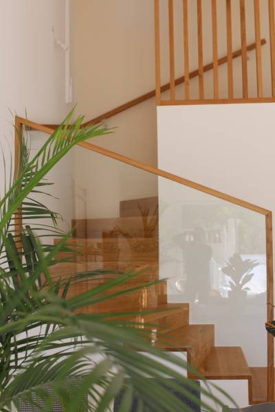 Pourquoi choisir un claustra en chêne pour moderniser votre escalier à Genève ?