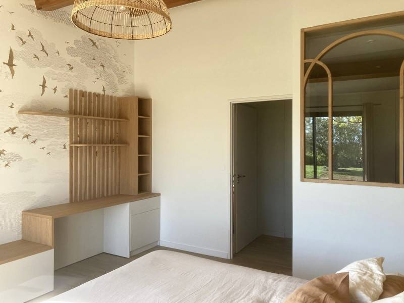 Bibliothèque, bureau et coffre-banc sur mesure en chêne et laqué blanc pour chambre d’enfant à Genève