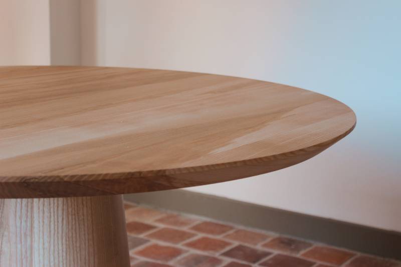 Table en frêne olivier : design unique et durable pour votre intérieur
