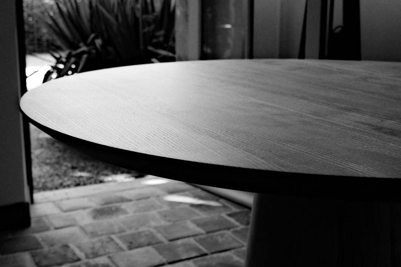 Le Maillet Bleu : tables rondes artisanales sur mesure en Suisse et Haute-Savoie