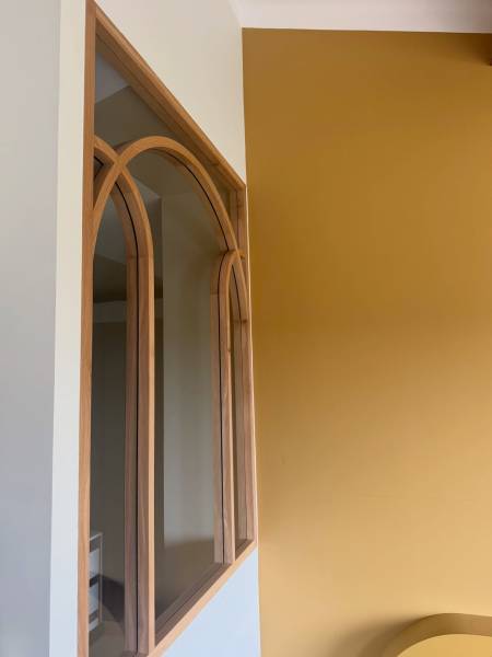 Verrière en chêne massif et tête de lit sur mesure pour suite parentale haut de gamme à Genève