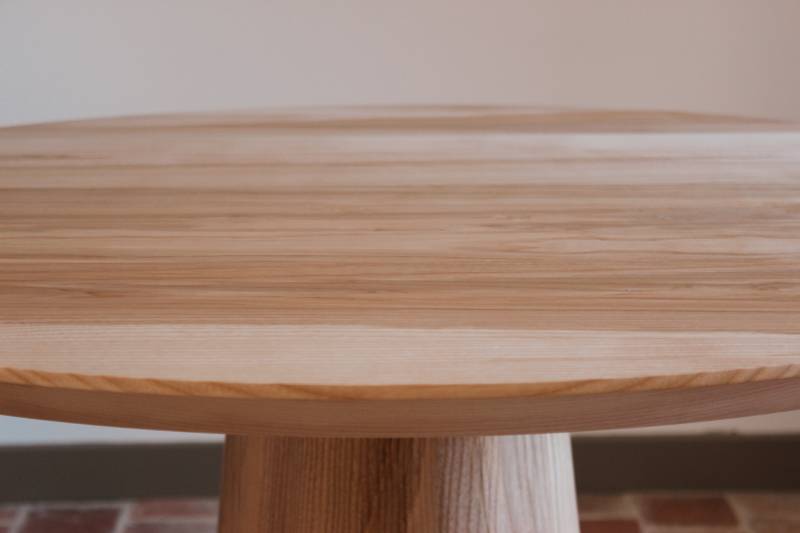 Fabrication artisanale de tables rondes en bois massif haut de gamme