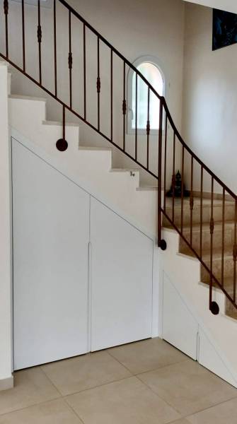 Installer un rangement sur mesure sous escalier avec façades laquées haut de gamme à Annecy, Lausanne et Genève