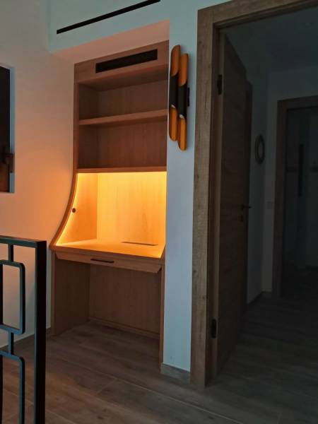 Bureau raffiné en chêne d'exception, sublimé par un éclairage LED intégré et des quincailleries de luxe à Genève