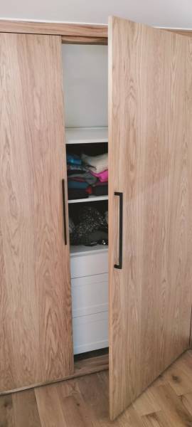 Conception de portes de placard sous pente en bois massif sur mesure par menuisier à Genève