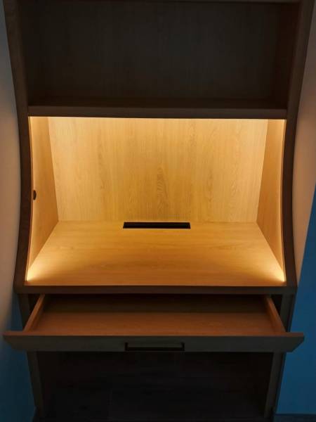 Bureau raffiné en chêne d'exception, sublimé par un éclairage LED intégré et des quincailleries de luxe à Genève