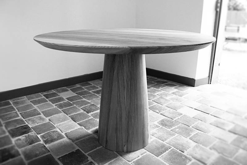Création sur mesure : table ronde artisanale pour maisons et appartements