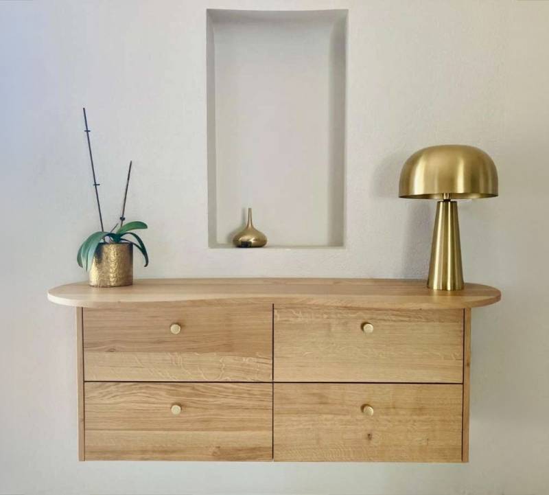 Meuble d'entrée suspendu en bois sur mesure réalisé par Le Maillet Bleu à Montreux, design élégant et fonctionnel