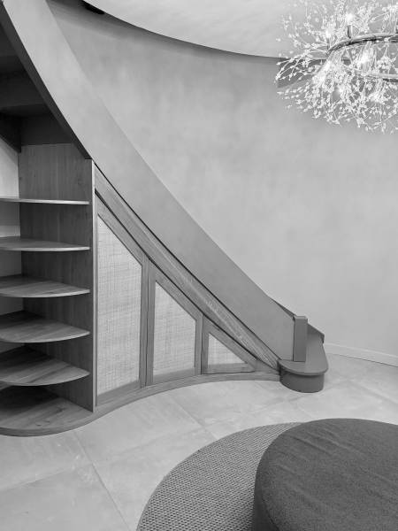 Le savoir-faire d’un artisan menuisier bois pour un meuble sur mesure élégant et fonctionnel