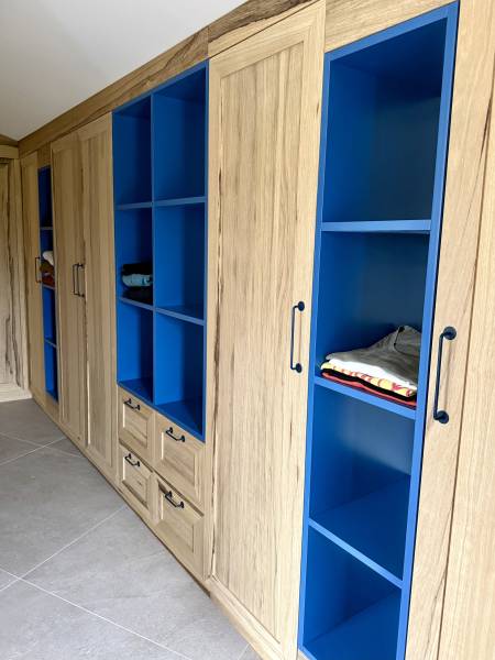 Salle de bain premium : dressing sur mesure qui sublime le marbre et les poutres