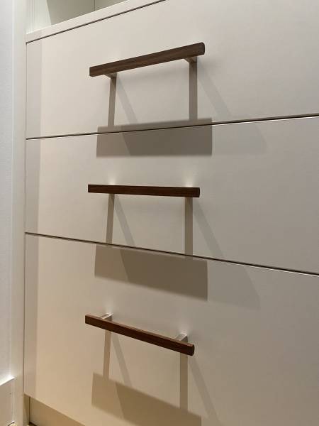 Tiroirs spacieux intégrés dans un meuble d’entrée sur mesure à Genève, design fonctionnel signé Le Maillet Bleu