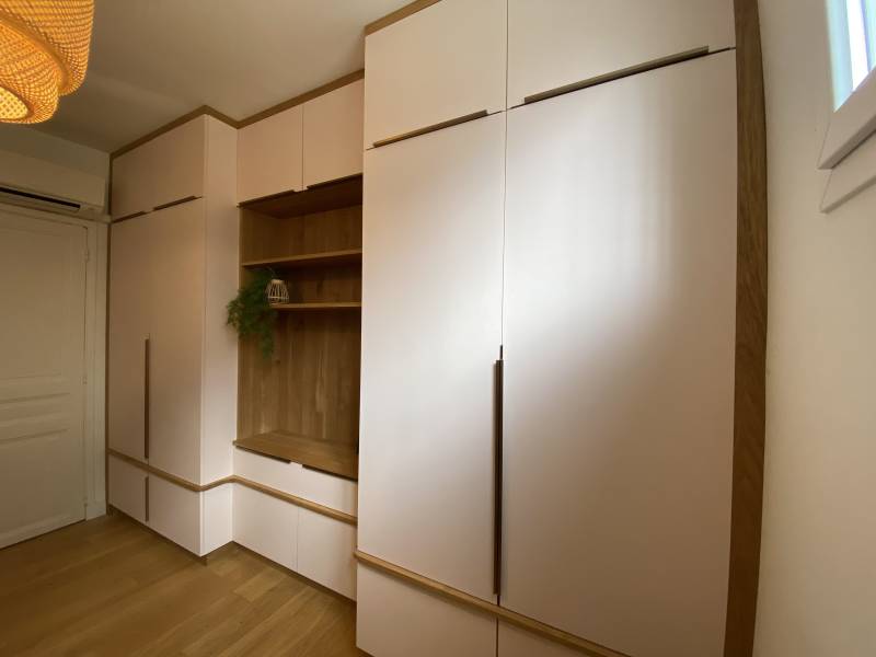 Réalisation artisanale d’un dressing contemporain par Le Maillet Bleu, menuisier à Genève