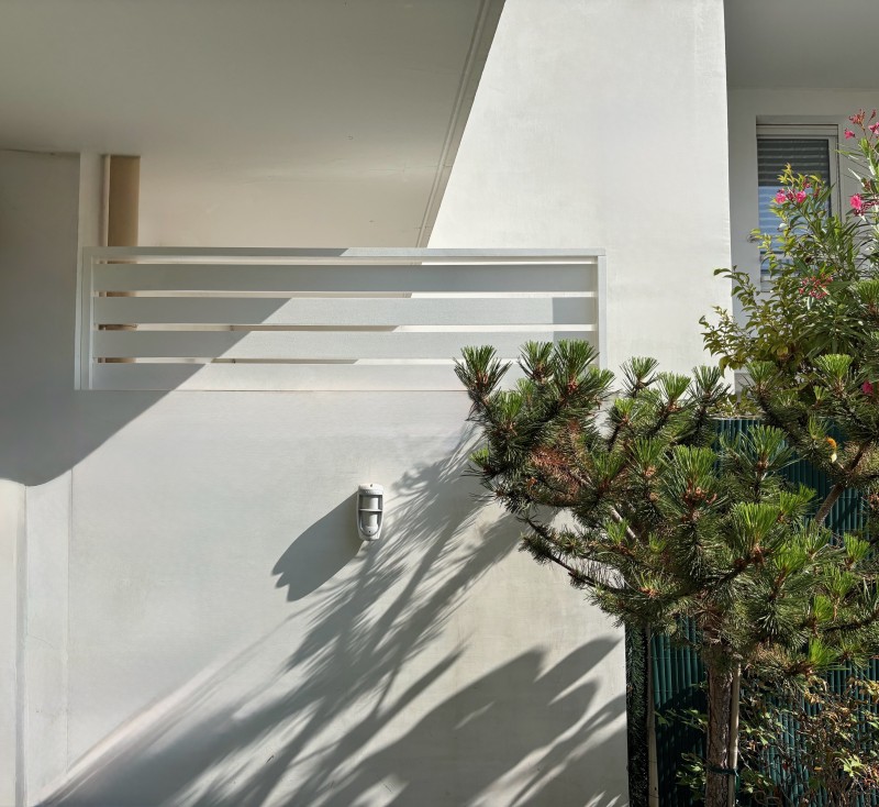 Pose de brise-vue en bois blanc sur mesure pour séparer deux terrasses à Genève