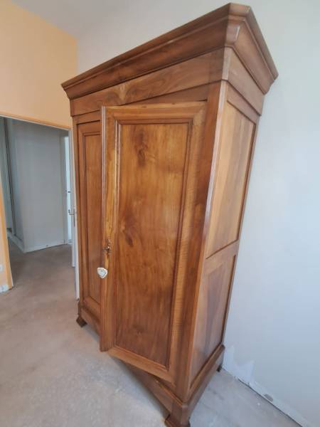 Restauration d'une armoire ancienne style Louis Philippe à Lausanne