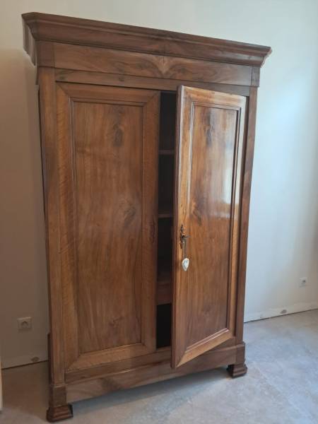 Restauration d'une armoire ancienne style Louis Philippe à Lausanne